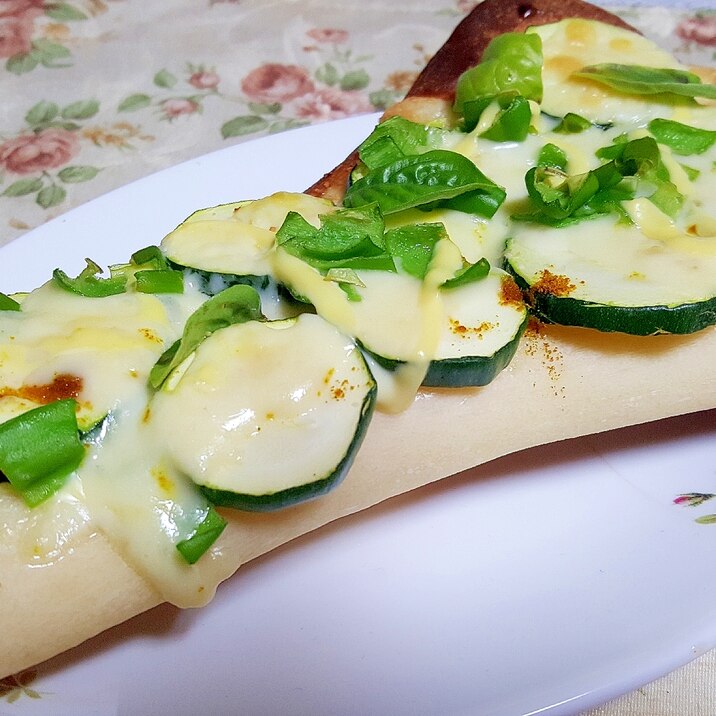カレーマヨガーリック♥ズッキーニのナンピザ